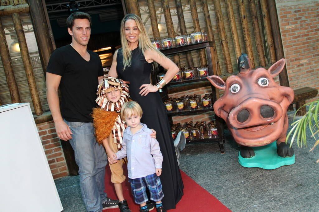 O pequeno Noah, filho dos atores Danielle Winits e Cássio
Reis, começou a comemorar na escola, com o pai, seu aniversário de 6 anos no
início da tarde desta quarta-feira (18).  Ao final da tarde, o menino ganhou da mãe uma
festinha com o tema Rei Leão, um dos clássicos da Disney. Veja as fotos!
