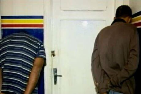 Dois vizinhos foram presos após roubarem outro carro com antifurto, no bairro Carlos Prates, na região noroeste de Belo
Horizonte. Marcos Paulo Santos, de 18 anos, e Alan Domingues Laia, de
19, abordaram o dono do veículo no momento em que ele diminuiu a
velocidade para passar em cruzamento. Depois da fuga, o veículo parou a 1 km do local do assalto, quando os bandidos foram detidos em flagrante

