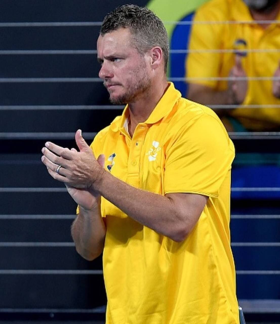 Resposta: O australiano Lleyton Hewitt se tornou número um do mundo com 20 anos e 8 meses, na temporada de 2001.