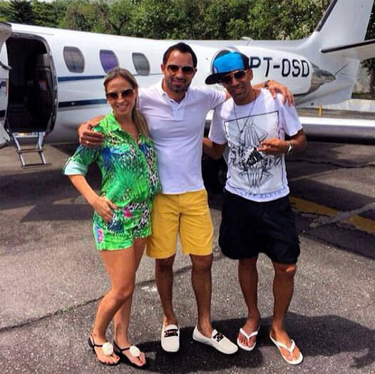 Ainda sem a fantasia de sheik, Emerson, atacante do Corinthians, pegou uma carona com amigos rumo a Salvador. O jogador usou sua conta nas redes sociais para agradecer a ajuda. "Partiu Salvador ... Amizade nunca é D+ ... Principalmente quando são boas ... @ssantos_marcoss"