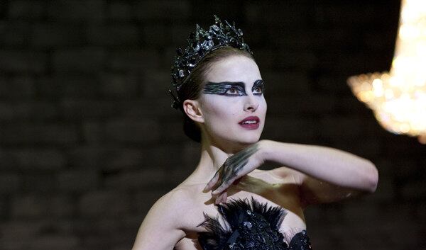 Cisne Negro (2011)

Cisne Negro é um dos filmes que mais mostram como a mente humana, quando desequilibrada, por ser o pior inimigo de uma pessoa. Na história, Nina Sayers é uma bailarina que deseja ser a protagonista de "O Lago dos Cisnes", mas para isso ela precisa descobrir o seu lado mais sombrio. Essa descoberta, entretanto, se mostra extremamente perigosa para ela e todos ao seu redor