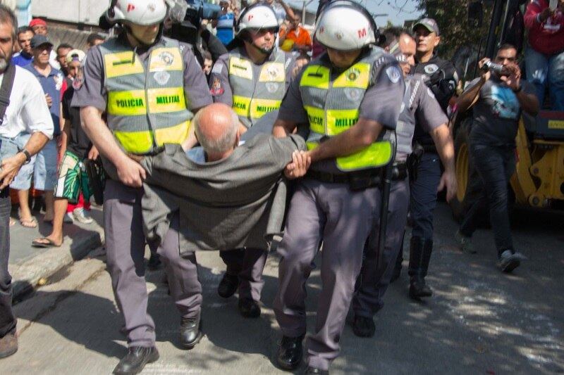 Em postagem na página oficial do ex-senador, a assessoria de Suplicy declarou que "a truculência da Polícia
Militar do governo Alckmin é inaceitável. Se fazem isso com um ex-senador da
República, imagine o que sofre a população que tanto precisa de apoio"