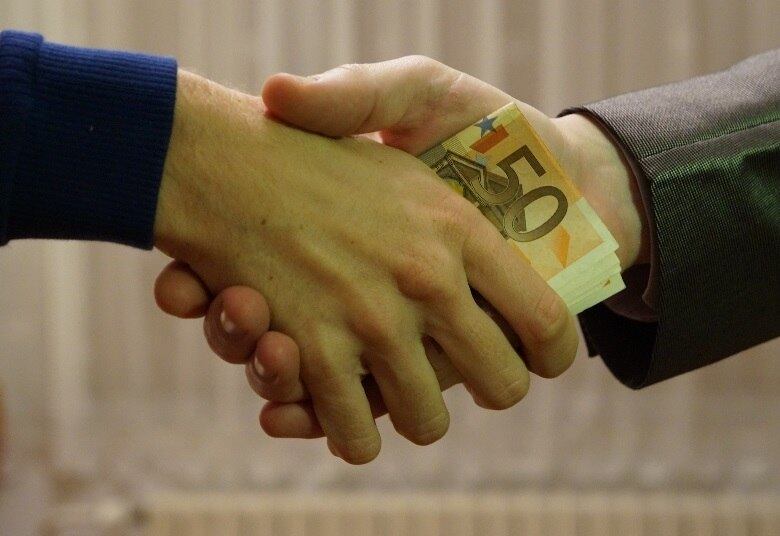 De acordo com uma pesquisa do SPC (Serviço de Proteção ao Crédito), 4 em cada 10 brasileiros recorrem à ajuda de parentes quando falta dinheiro. Em 2017, 28% tinham débito com familiares. Este ano, o número subiu para 38%