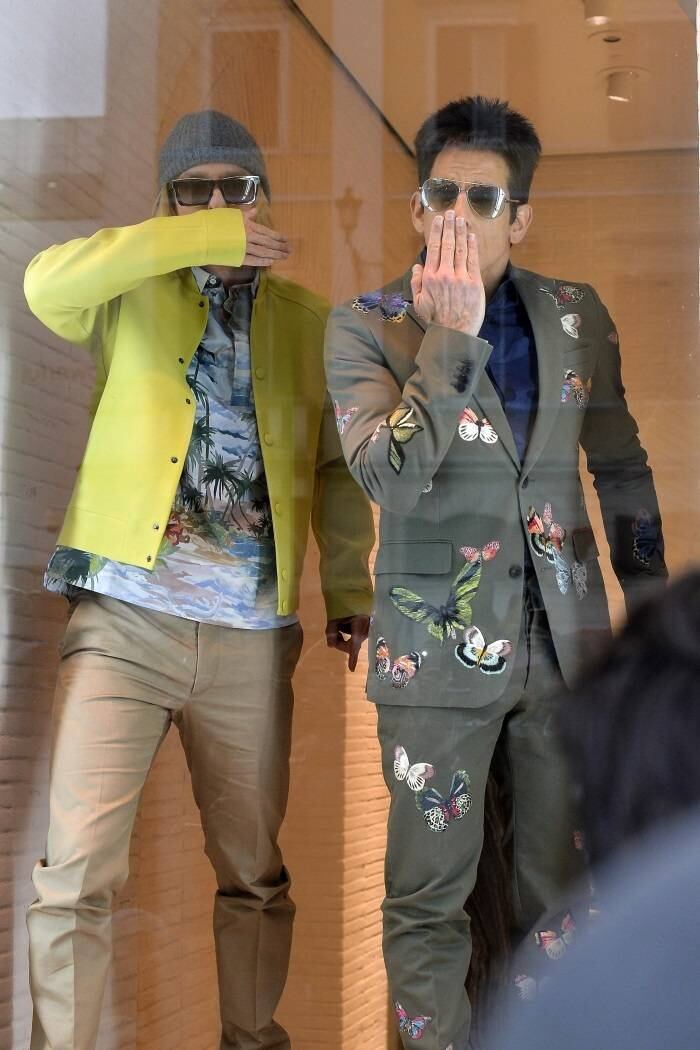 Os dois invadiram as vitrines de uma loja da Valentino em Roma, na Itália