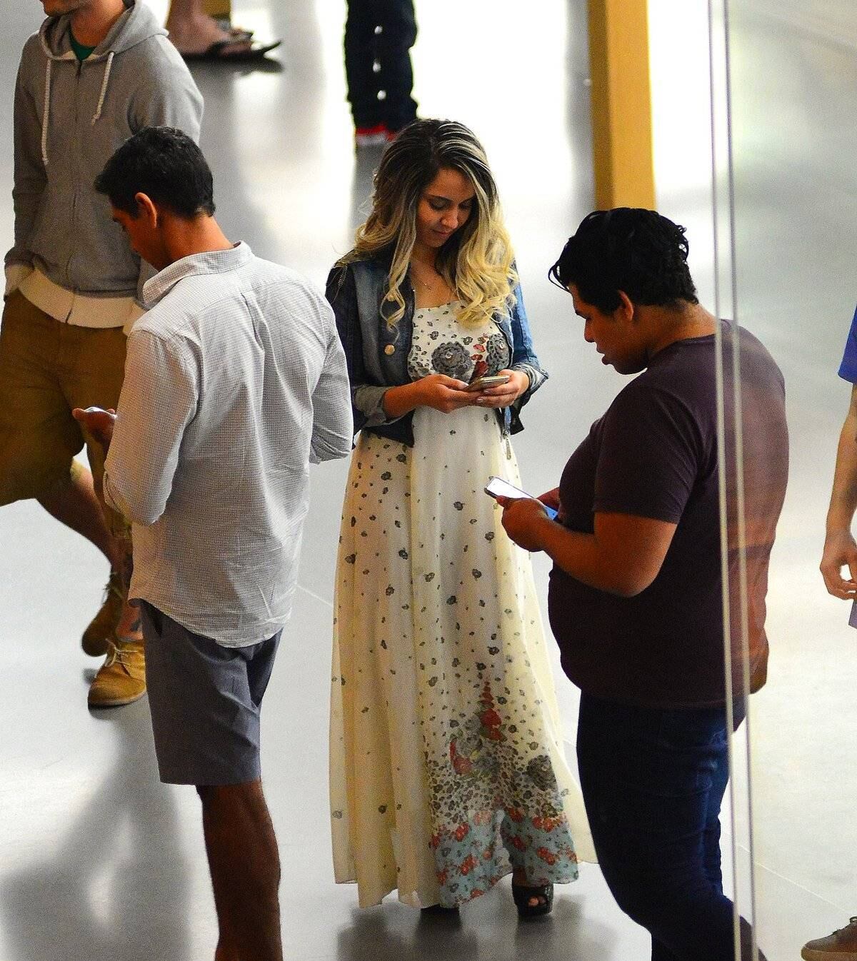 Mulher Melão passeia em shopping carioca