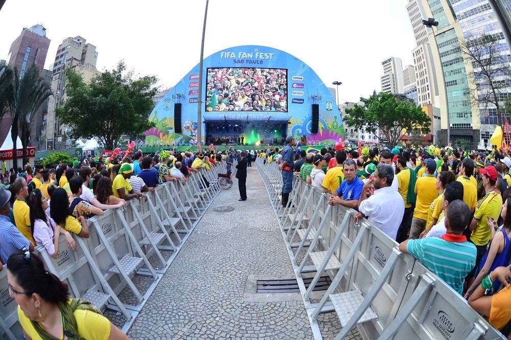 Outro problema muito comum durante as festas pré e pós-jogos
são as pessoas que urinam nas ruas. Além do cheiro forte, ao entrar em contato
com a pele, o xixi pode causar irritações, como a dermatite, explica o urologista. 


— A dermatite é uma inflamação da pele causada pelo contato
direto com uma substância irritante. Geralmente seus sintomas são o
aparecimento de manchas vermelhas e coceira.



Para driblar o problema, é importante higienizar o local e
usar tênis no lugar de chinelo