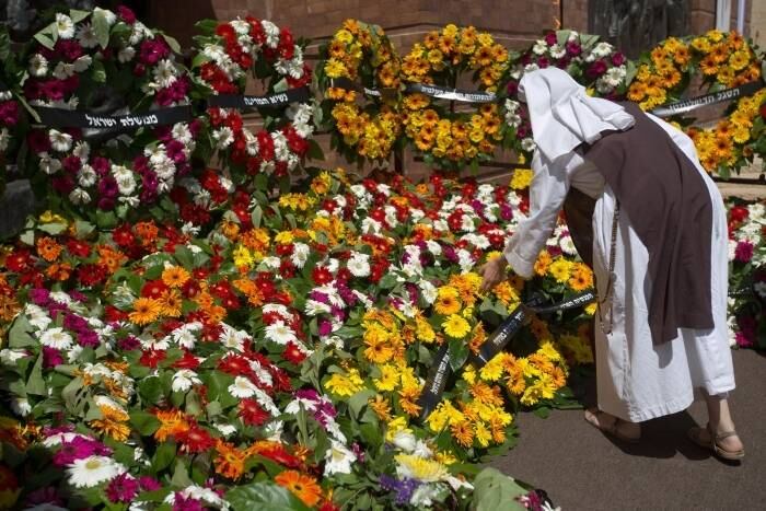 Israel recorda o Dia do Holocausto. O país parou durante dois minutos nesta segunda-feira em memória dos seis milhões de judeus mortos pelos nazistas durante a Segunda Guerra Mundial. O dia de recordação do Holocausto foi dedicado este ano, em especial, aos 400.000 judeus da Hungria que morreram em 1944
