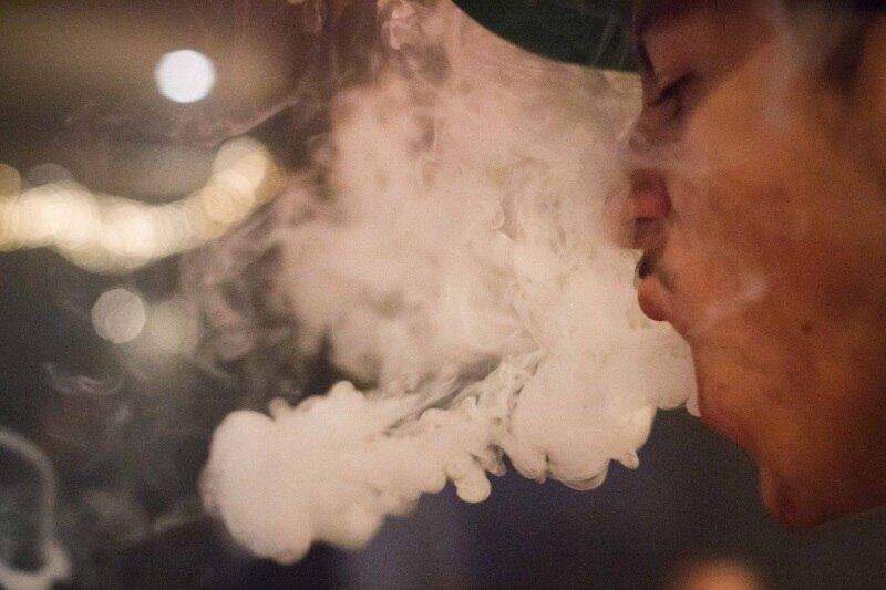 O jovem Jaytee Matias (21) sopra uma letra O durante uma
competição de nuvem de vapor na baixa Manhattan