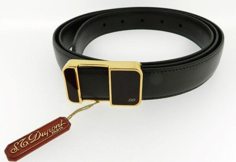 Cinto ST. Dupont em couro com a fivela em placa de ouro e laca.
Ajustável para diversos tamanhos. Acompanha a caixa e certificado. Há modelos
que chegam a custar 400 euros (cerca de R$ 1.392). O lance inicial no leilão é
de R$ 180