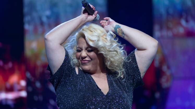 Do quarto episódio direto para a final, a cantora Angélica Sansone emocionou todos os 100 jurados com sua apresentação do clássico da diva soul Aretha Franklin, (You Make Me Feel) Like a Natural Woman. Na apresentação para conseguir levar o prêmio, ela escolheu o hit It’s Raining Men, de The Weather Girls. Mas, não conseguiu ganhar a competição
