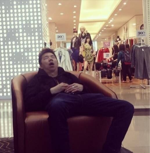 Esse não aguentou a demora e capotou mesmo, com direito a ronco e tudo!