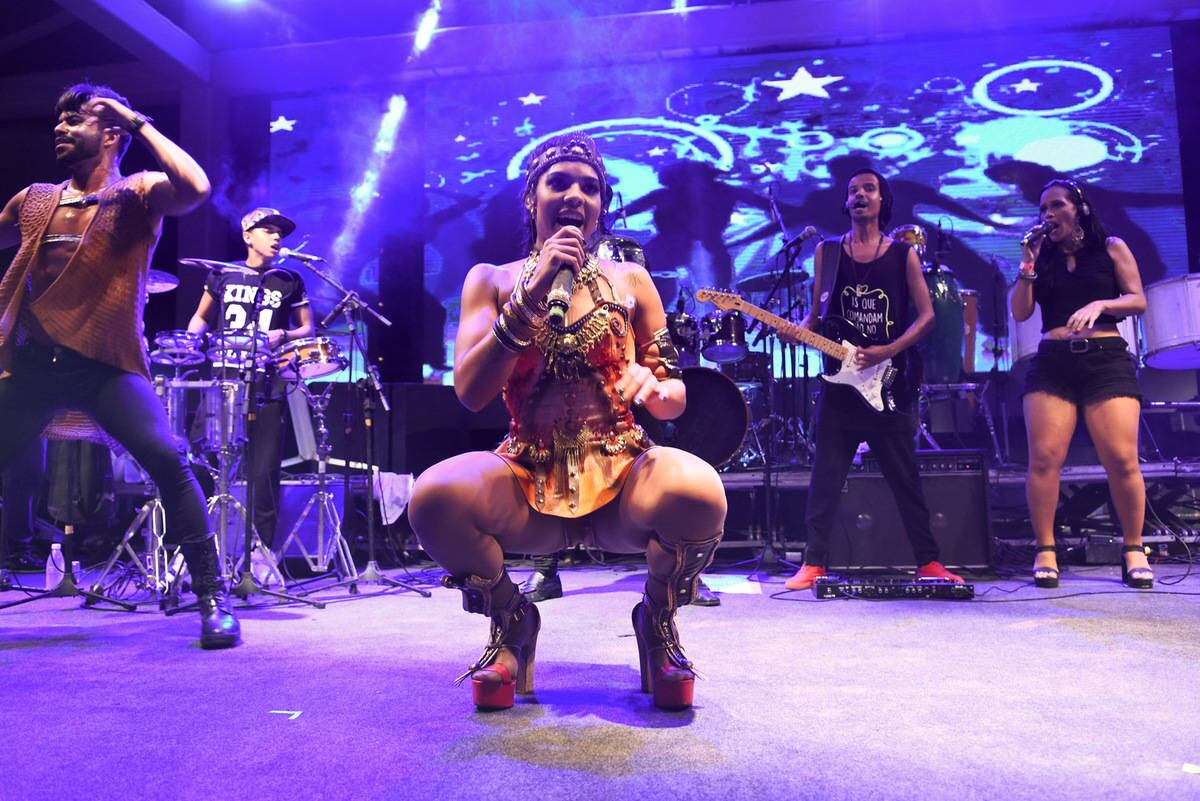 Hit do Carnaval 2016, a música Metralhadora, da banda Vingadora, está na boca do povo. Com tanto sucesso, a vocalista Tays Reis não economizou nas caras e bocas e desceu até o chão em apresentação no Camarote Salvador no início da madrugada desta terça-feira (9)

Acesse o R7 Play e assista à programação da Record quando quiser
