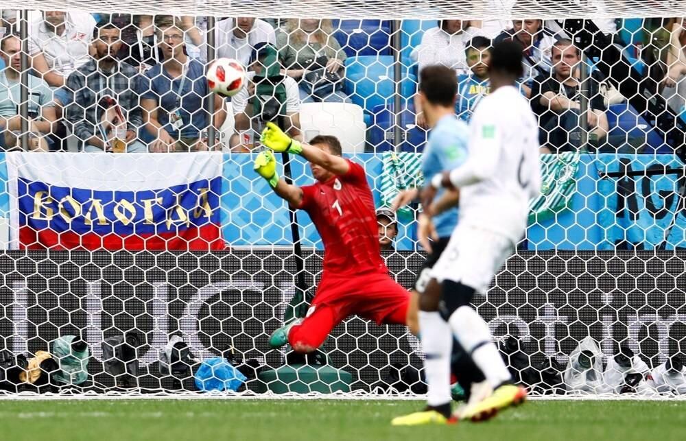 O lance em questão aconteceu aos 16 minutos do segundo tempo, quando os uruguaios perdiam a partida por 1 a 0. Griezmann arriscou de longe, Muslera foi com as mãos moles e viu a bola entrar
