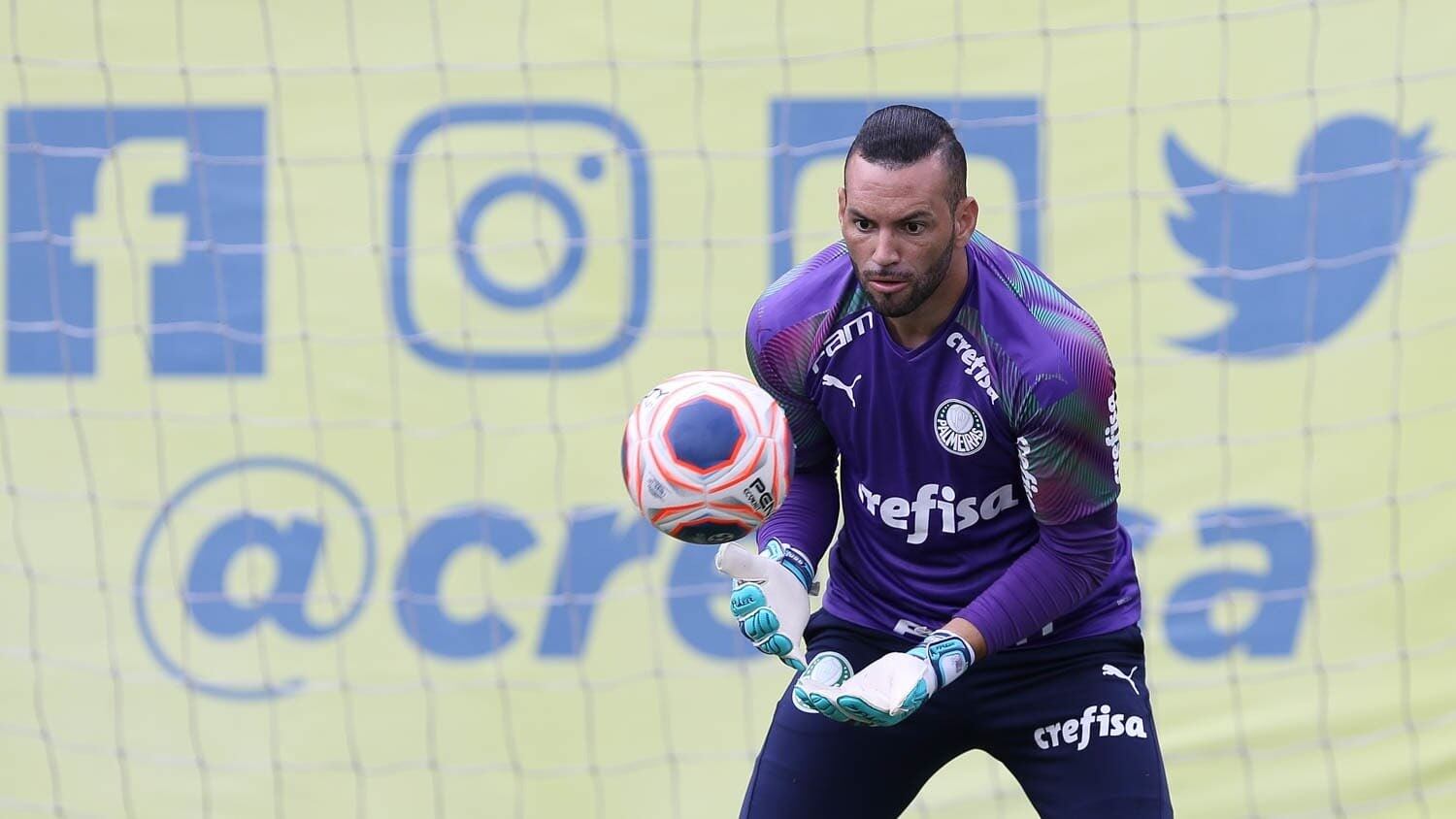 Camisa 1: Weverton já disputou quatro edições da Libertadores, sendo duas com o Palmeiras. Frequentemente convocado à Seleção, é um dos alicerces do time