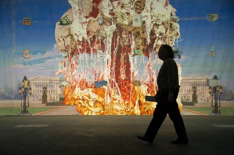 Visitante passa em
frente a obra do artista americano Jim Shaw durante Feira de Arte de Basel, na
Suíça