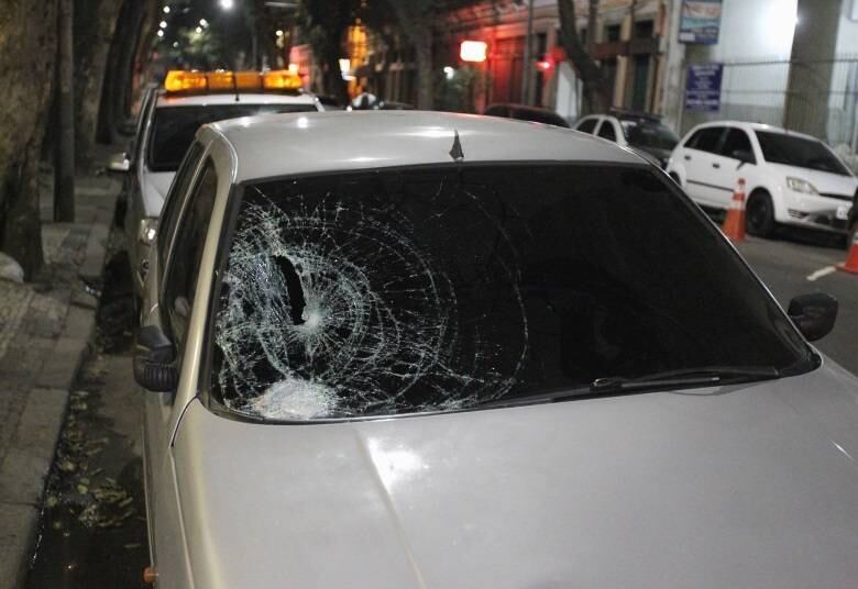 Com o impacto, vidro do carro foi destruído
