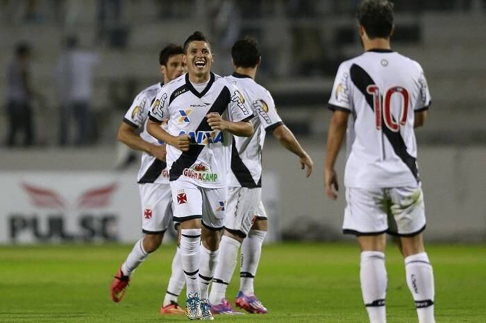Diego Renan comemora primeiro gol do Vasco contra a Ponte