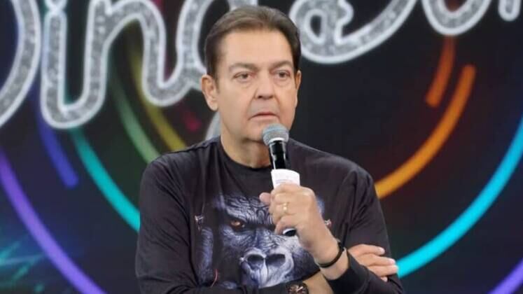 Faustão revela acidente após transplante de coração

Durante a sua participação em O Programa de Todos os Programas, o apresentador contou ter caído duas vezes e fraturado a costela recentemente depois do transplante de coração que passou no dia 27 de agosto. Disse, também, que segue constantemente na fisioterapia, para uma melhor recuperação: "De segunda a segunda". 