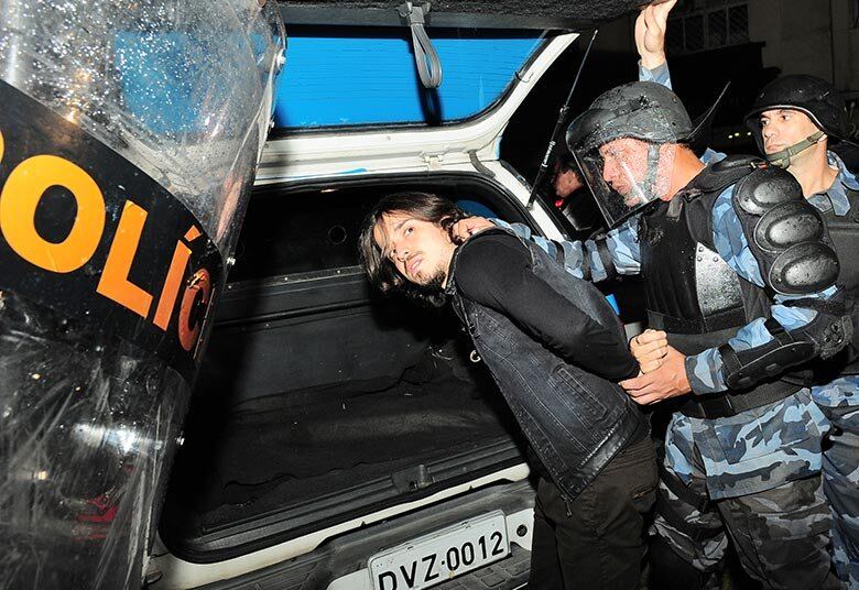 ─
Meu personagem participa de uma manifestação sem o objetivo de reivindicar.
Estava lá como muita gente, apenas para tirar foto e postar nas redes sociais.
Porém, ele acaba preso de maneira arbitrária e começa a ver que precisa lutar
pela liberdade de expressão e pelo direito de as pessoas terem voz. Assim, Rico
acaba envolvido no movimento e faz tudo o que a avó Elvira (Jussara Freire) não
quer

+ João Titino vai atrás de Rico e discute com Dora
+ Sabrina Sato comenta participação em Plano Alto
+ Conheça os personagens da nova minissérie 

