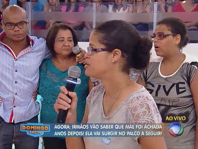 — A minha mãe se preocupava muito com eles, queria o melhor e resolveu colocá-los num lugar que cuidasse bem deles. Até então prometeram que iam cuidar deles e ela ia visitá-los no final de semana. Mas, na segunda visita, já não estavam mais. Ela perdia o dia de serviço, vontade de comer, de dormir. E ela era a única que tinha a esperança de um dia encontrá-los


+ Emoção no Domingo Show! Após 20 anos, jovens adotados por europeus encontram a família biológica

+ Aproveite e confira as matérias do programa Domingo Show

+ Já curtiu a página do Domingo Show no Facebook? É só clicar!

+ Siga o Domingo Show no Twitter e receba conteúdos exclusivos!