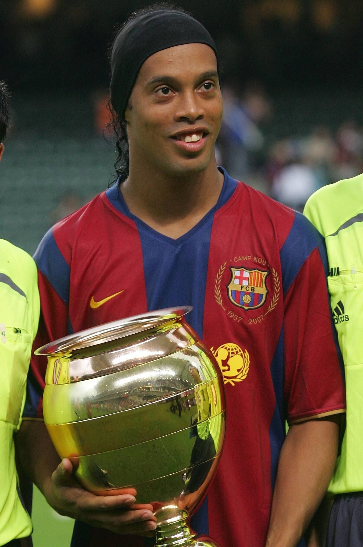 Quando foi jogar no Barcelona, Ronaldinho Gaúcho foi eleito o melhor jogador do mundo, mas não parecia muito preocupado em cuidar da aparência