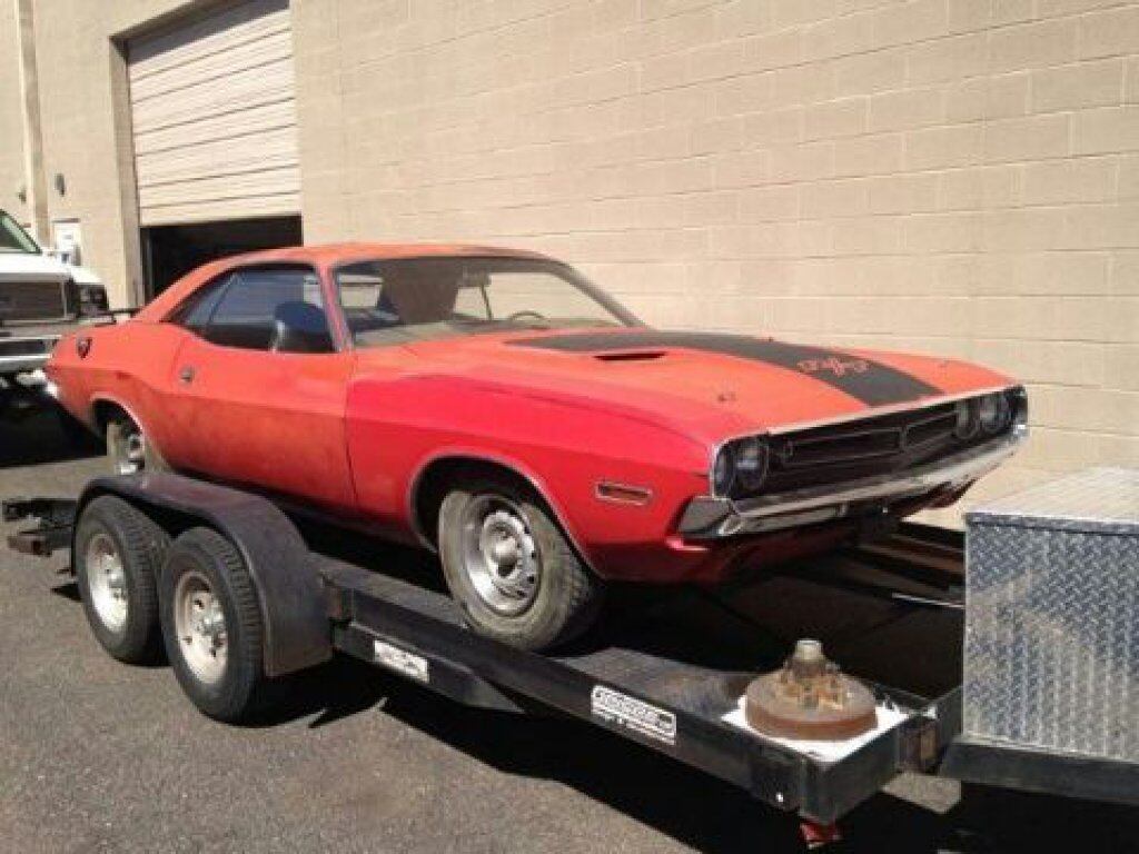 Você é fã dos "muscle cars"? O Dodge Challenger é um exemplo desse estilo de "carro musculoso". O modelo da foto é de 1971 e custa R$ 9.512 (US$ 3.100)