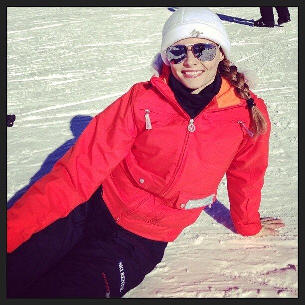 Rita Guedes fazendo pose na neve