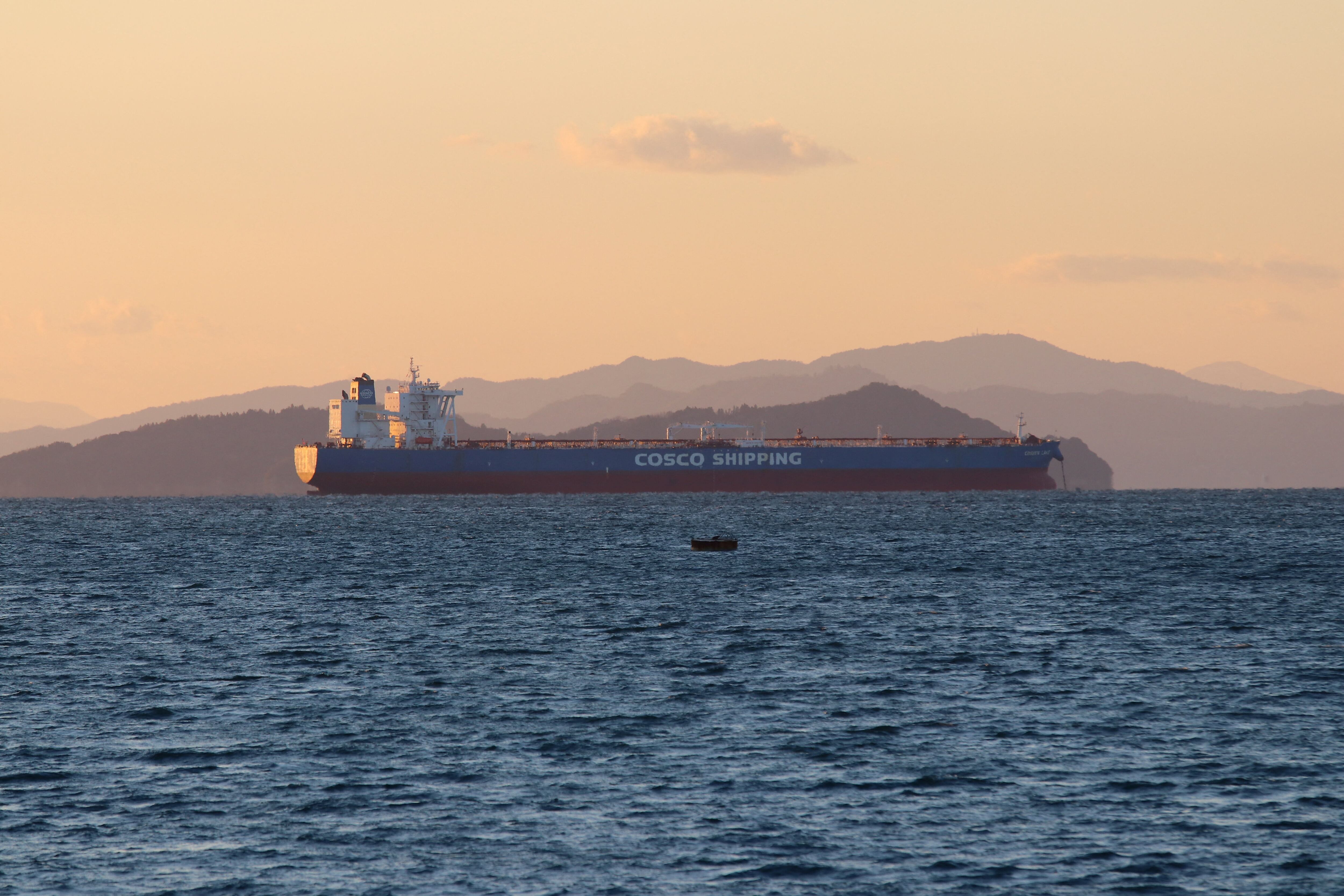 Uma imagem de arquivo de 2 de março de 2024 mostra o superpetroleiro VLCC Cosnew Lake, de bandeira chinesa, que saiu do Mar Vermelho pelo Estreito de Bab el-Mandeb