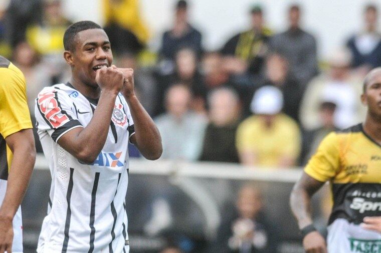 Pensando na possibilidade de perder o seu jovem craque, o Corinthians já estuda a renovação de contrato com o atleta para que ele permaneça por mais alguns anos vestindo a camisa alvinegra

Veja também: São Paulo terá problemas para 2015