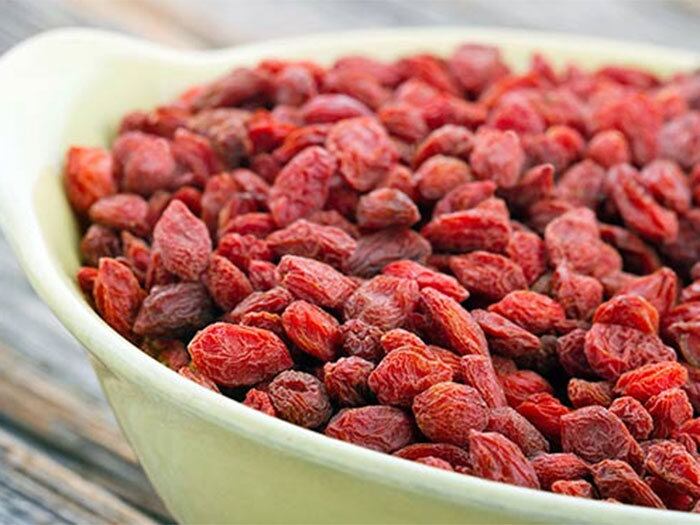

Com
relação direta no combate à fadiga muscular e ao emagrecimento, recomenda-se
que a goji berry seja consumida antes dos exercícios físicos, ou à noite, antes
de dormir.



— Os estudos divergem com relação aos horários e
doses. Pode ser uma boa opção para antes do exercício, pois está relacionada ao
aumento de energia e melhora da fadiga pós-exercício. Também pode consumido no
período da noite por ser rico em triptofano, que melhora a qualidade do sono