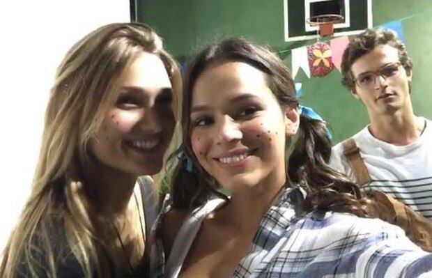 Sasha e Bruna Marquezine se divertem em festa junina