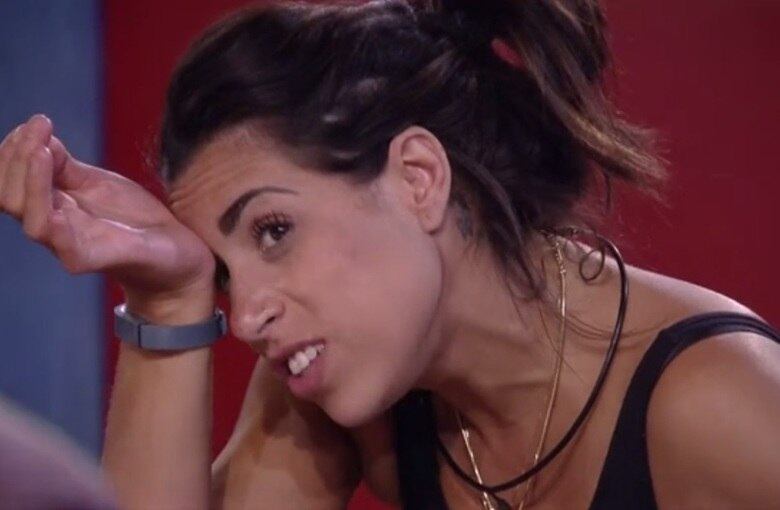 Mas Juliana também teve sua cota de polêmicas dentro do confinamento nesta semana. Depois de revelar à Adélia que namorou o cantor Thiaguinho e falar mal de Anitta, a sister abriu a boca sobre mais uma celebridade da música e detonou Paula Fernandes.
— Falaram que ela é insuportável. Falaram não, eu vi! Tem um amigo meu que é muito amigo dela. Eu falo: "Meu, como você consegue? Ela é insuportável". Ele diz que não é...