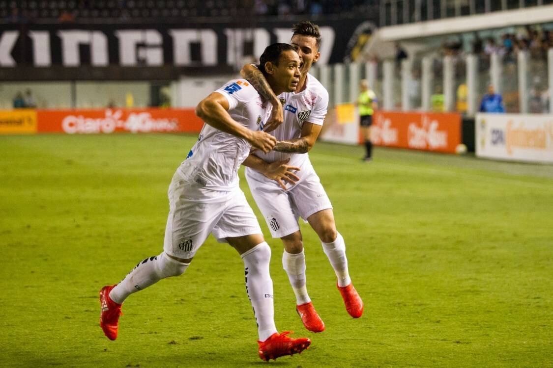 Ricardo Oliveira fez um dos gols do Santos na Vila Belmiro