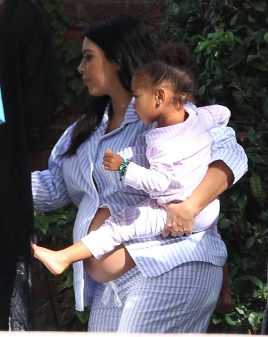 North West, primeira filha de Kim e Kanye West, também estava vestida a caráter para a festinha