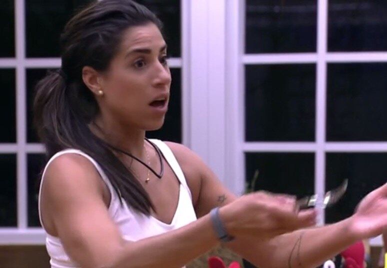 Juliana não deixou nem a ex-BBB Anamara em paz. Ao comentar sobre a volta de Ana Paula do Paredão do Bem, ela e Adélia se lembraram da ex-participante, que passou por experiência semelhante. A advogada elogiou a beleza de Maroca, mas a dançarina destilou um veneninho.
— Não é muito bonita, não, pessoalmente. Mas ela também não é tão nova, ela é bonitona assim, mas bonita...