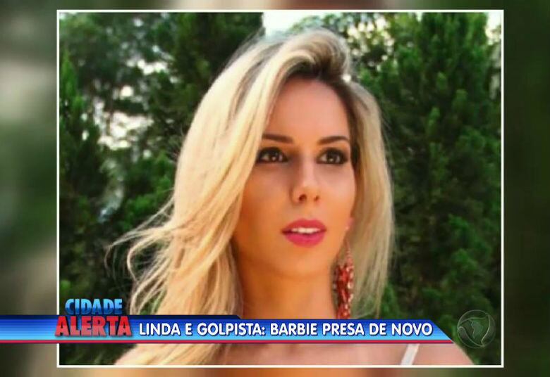 Bruna Cristina Menezes de Castro, de 25 anos, se apresenta
como modelo, mas há pelo menos três anos vive de golpes na internet. A
criminosa agia em Goiás e criava perfis falsos nas redes sociais para vender produtos
importados, mas nunca entregava a mercadoria aos compradores. Veja o caso na delegacia!

+ Quer ver tudo o que rolou no Cidade Alerta? Veja a íntegra no R7 Play
