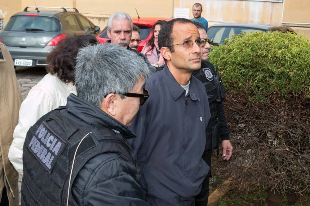 14º fase - "Erga Omnes" - 19/06/2015  

Cerca de 220 policiais federais cumpriram 59 mandados judiciais em quatro Estados. Nesta fase foram expedidos mandados de prisão para Marcelo Odebrecht, presidente da empreiteira Odebrecht, e Otavio Marques de Azevedo, presidente da construtora Andrade Gutierrez.
A nova fase da operação foi batizada de Erga Omnes que significa que a lei vale para todos