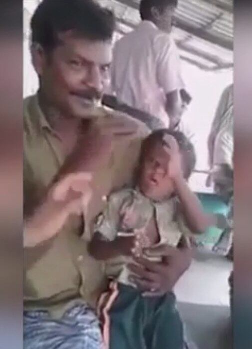 As imagens foram feitas na Índia e mostram um menino de cerca de três anos de idade no colo de um homem