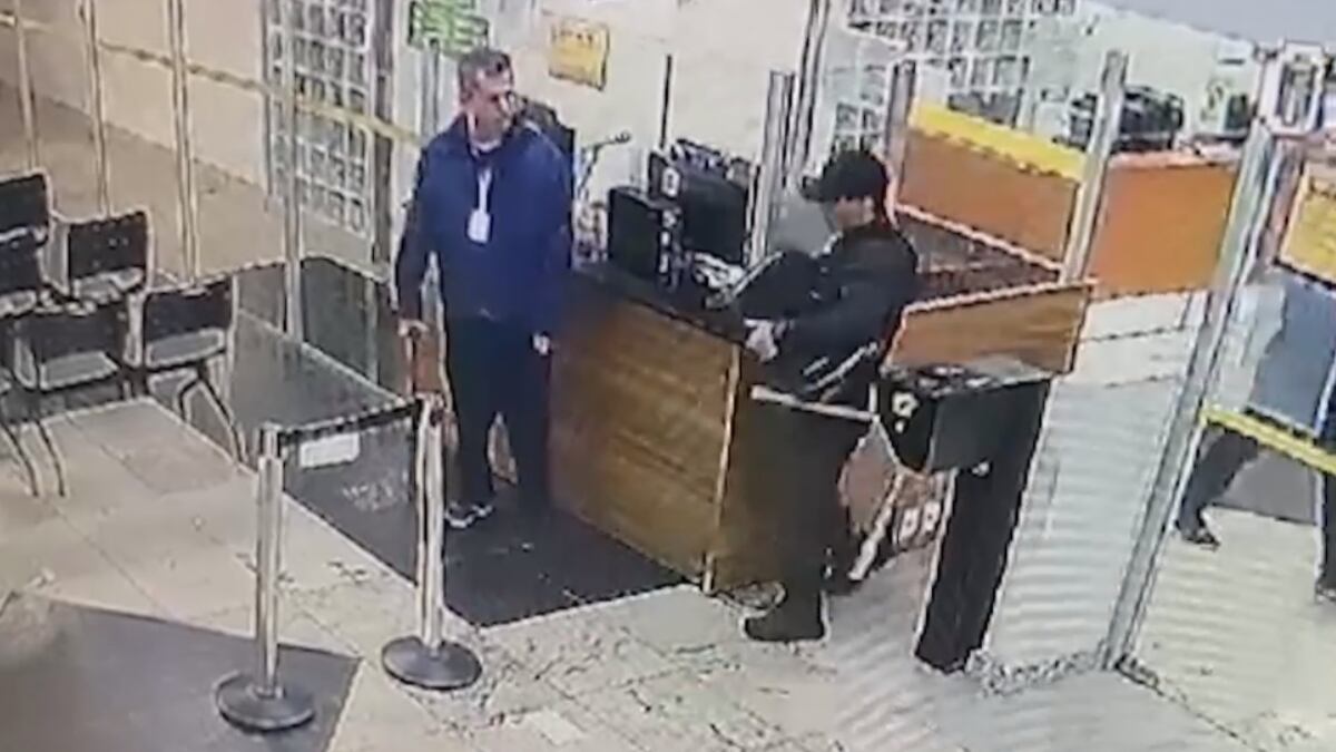 Circuito de segurança flagrou detento suspeito de matar policial penal saindo do hospital vestindo as roupas da vítima