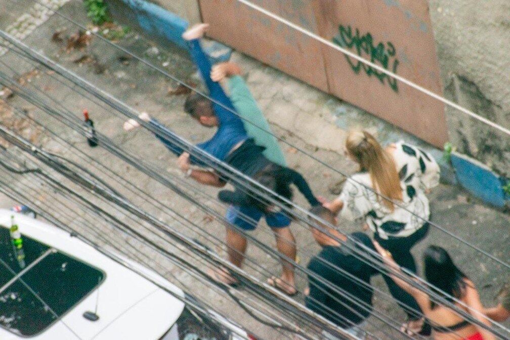 Foto registrou momento em que médica é carregada por um dos suspeitos de agressão