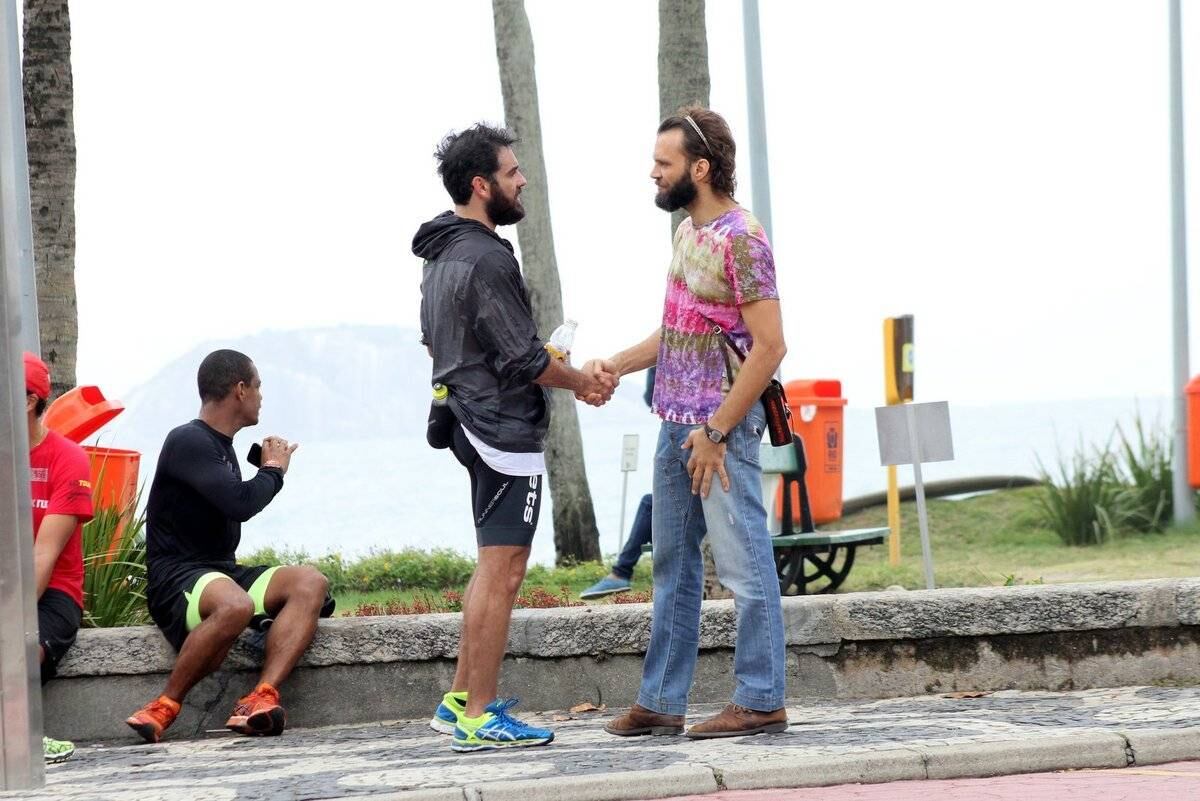 Thierry Figueira foi fotografado com um amigo na orla do Leblon, no Rio, na manhã deste domingo (5)