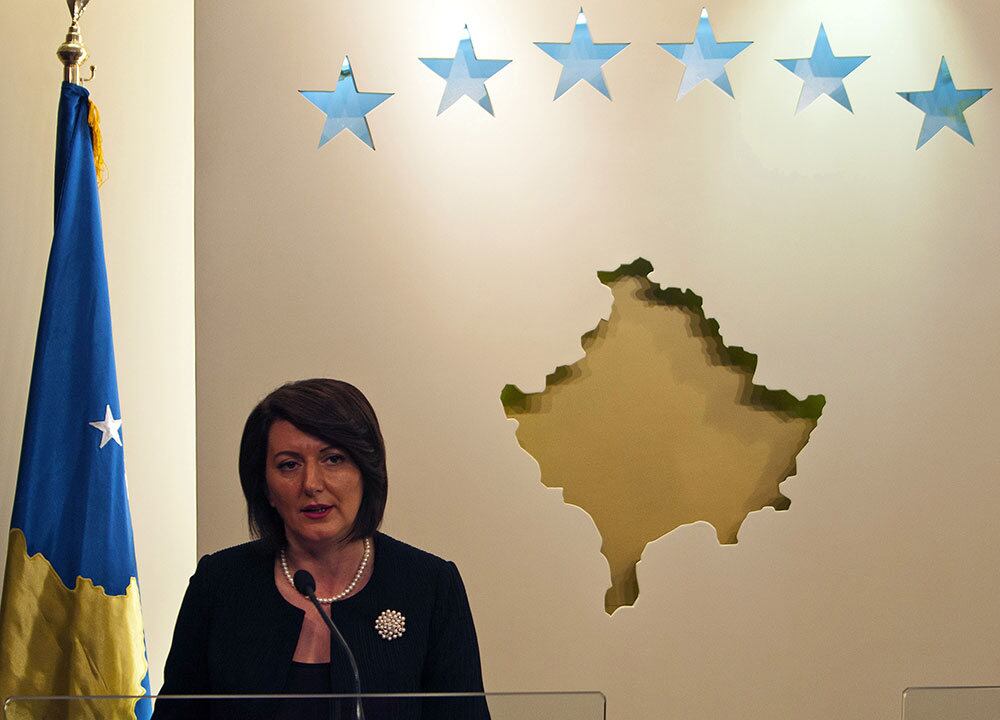 Atifete Jahjaga - Kosovo

Ao ser eleita pelo Parlamento como primeira mulher presidente do Kosovo,
Atifete Jahjaga se tornou também a primeira mulher chefe de Estado da
região dos Bálcãs. Jahjaga, que foi vice-diretora da Polícia do Kosovo e
tem 39 anos, também é a mais nova política eleita para o cargo.

O
Kosovo ainda não tem um assento na ONU, mas é reconhecido por 108 dos
193 estados-membros. O Brasil está entre os que ainda não reconhecem o
país
