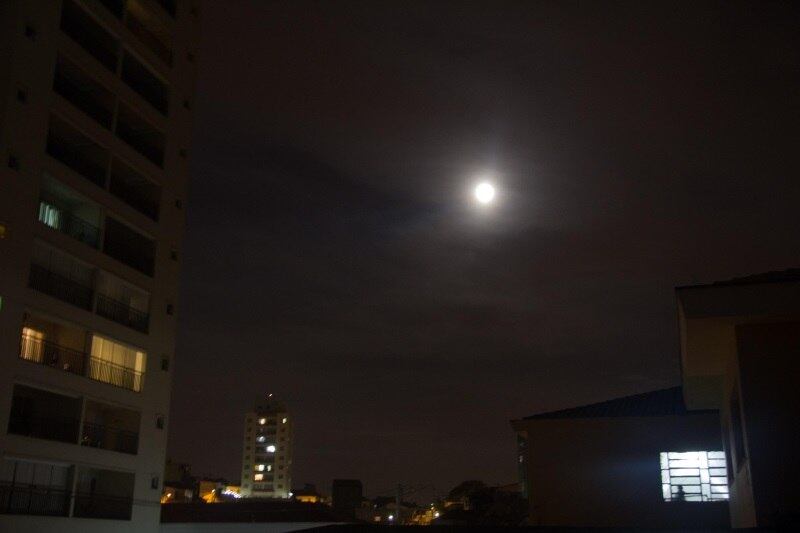 Na noite deste domingo (10) foi possível ver a Lua pelo menos 14% maior e mais brilhante que o habitual. Em São Paulo também foi possível ver o fenômeno