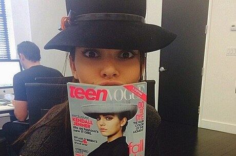 Kendall Jenner posa com um exemplar de revista com seu clique