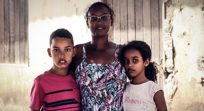 Naiara Amaral de Sena com os filhos João Pedro e Sofia, auxiliados pelo Projeto Nova Canaã