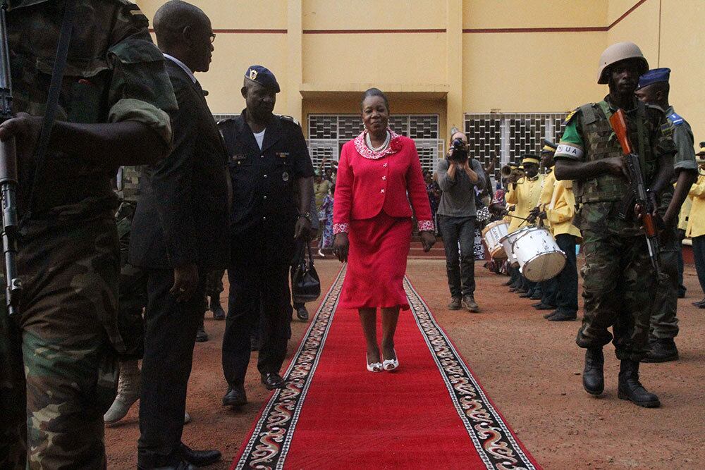 Catherine Samba-Panza - República
Centro-Africana

Catherine Samba-Panza se tornou prefeita da capital da República
Centro-Africana, Bangui, em 2013. Pouco depois, ela foi eleita
presidente interina no país — a primeira mulher a ocupar o cargo.

Já
conhecida como executiva e advogada corporativa de sucesso, ela é
considerada politicamente neutra e pediu o fim da violência sectária no
país em seu discurso de vitória

