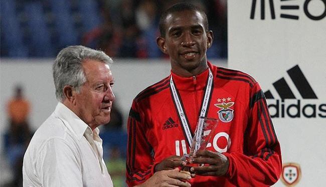 

Em sua primeira partida, o brasileiro marcou o gol da
vitória do Benfica. Além disso, Talisca ganhou o prêmio de melhor jogador da
Taça de Honra, que é um torneio amistoso

