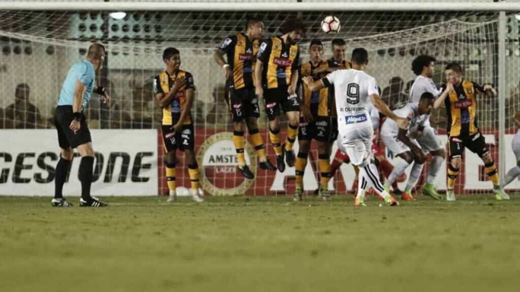 A imagem antecipava mais um belo gol de Oliveira, desta vez, de falta, pela Libertadores de 2017. Contra o The Strongest, o atacante foi importante ao abrir o placar e comandar o Alvinegro à primeira vitória daquela competição continental.