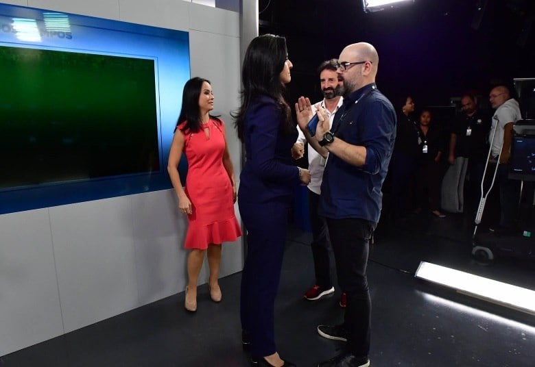 Depois da estreia, Carla Cecato conversou com a equipe do novo telejornal da Record TV