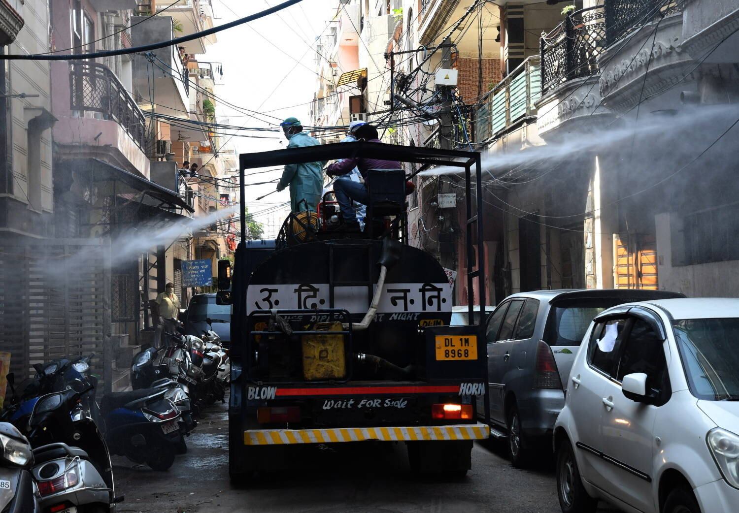 Funcionários da prefeitura de Nova Délhi, na Índia, estão usando um caminhão pipa para desinfetar as ruas da cidade. O isolamento social no país atrapalhou o combate ao HIV e à tuberculose, doença infecciosa que provoca 480 mil mortes por ano no país asiático
